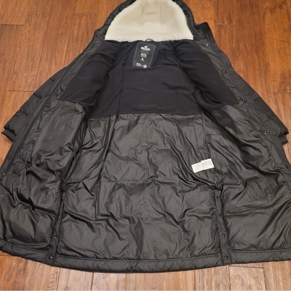Hollister Black Puffer Jacket with Cream Lining - Picture 6 of 13